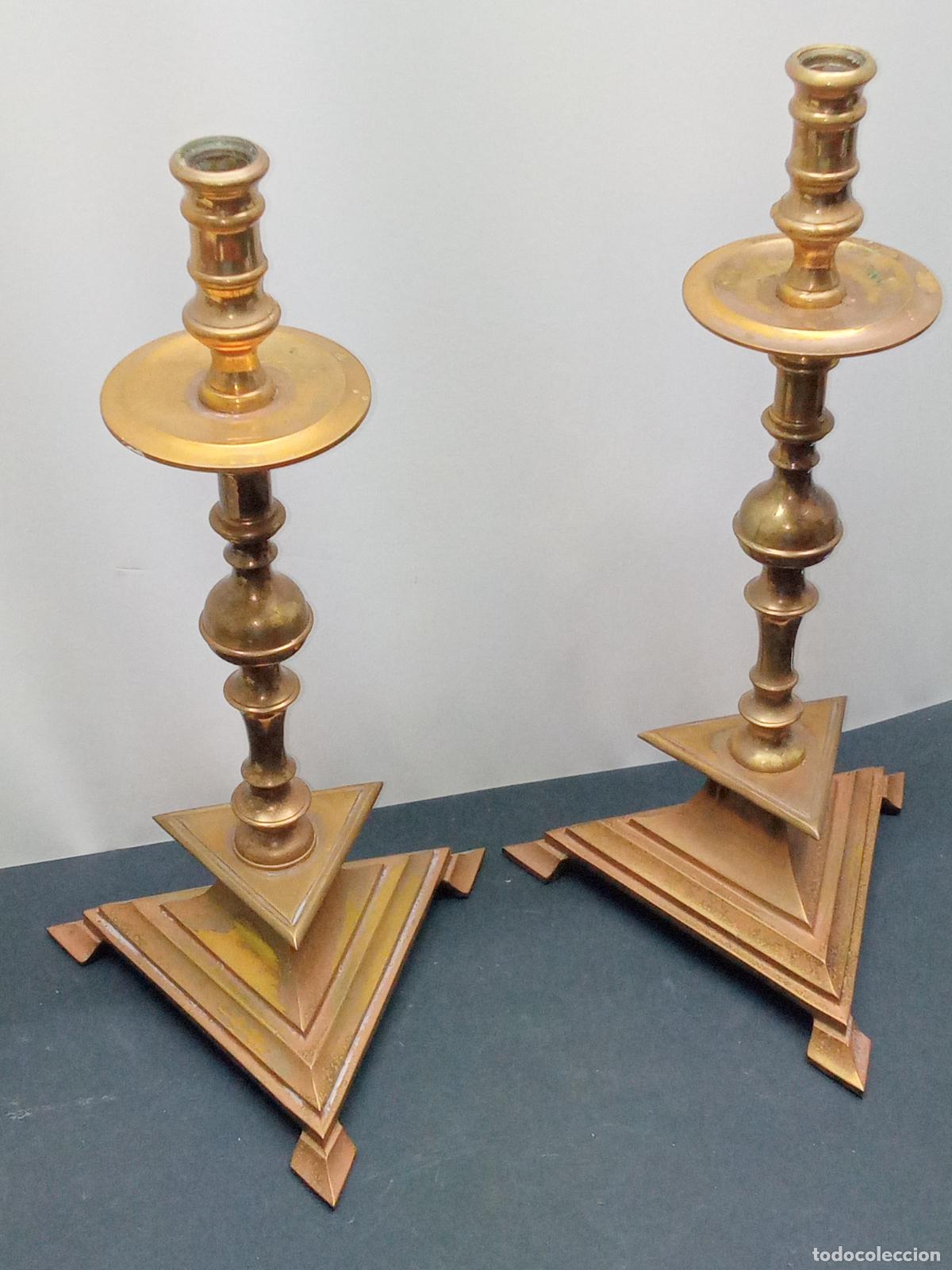 Antig&uuml;edades: 33 cm - Pareja de candeleros de Altar con base triangular, bronce, Espa&ntilde;a - Foto 1