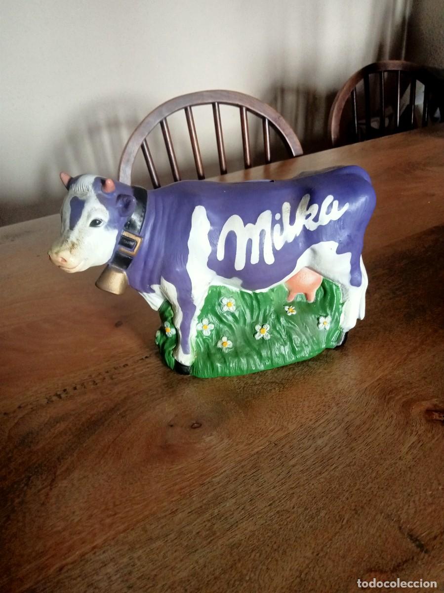 Antiguidades: HUCHA FIGURA DE VACA DE GOMA CON PUBLICIDAD DE CHOCOLATES MILKA