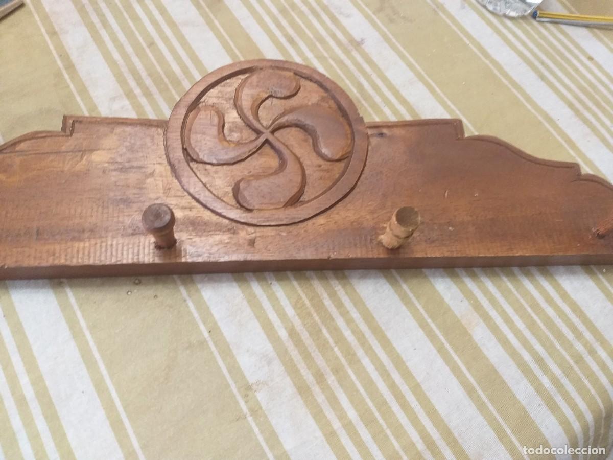 Antig&uuml;edades: Perchero de madera con Lauburu - Foto 1