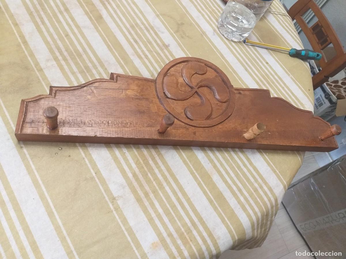 Antig&uuml;edades: Perchero de madera con Lauburu - Foto 2