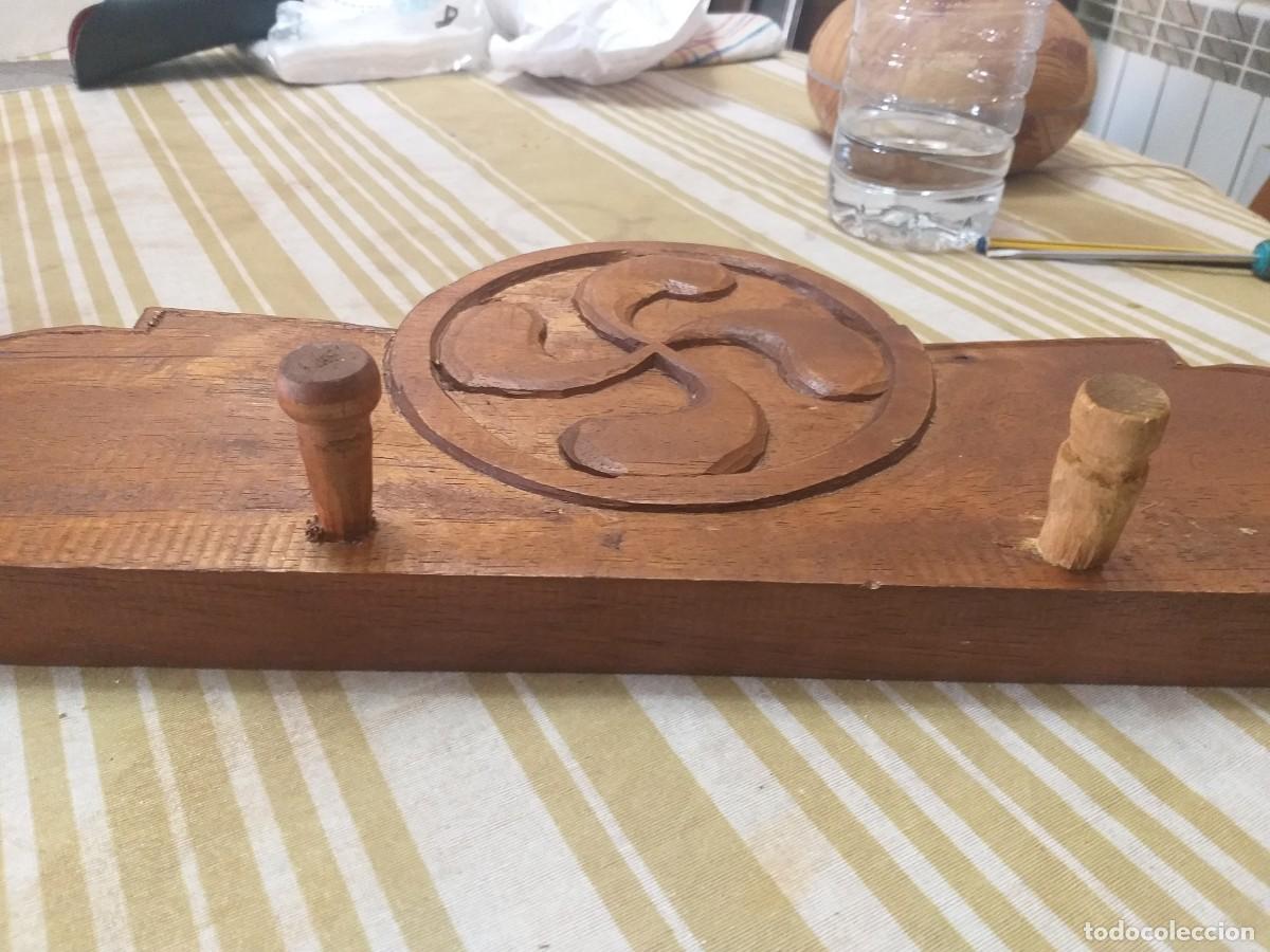 Antig&uuml;edades: Perchero de madera con Lauburu - Foto 3