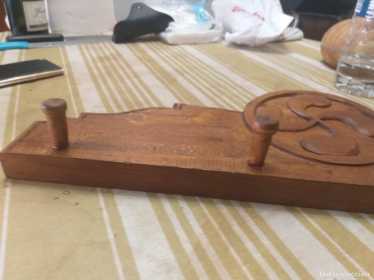 Antig&uuml;edades: Perchero de madera con Lauburu - Foto 4