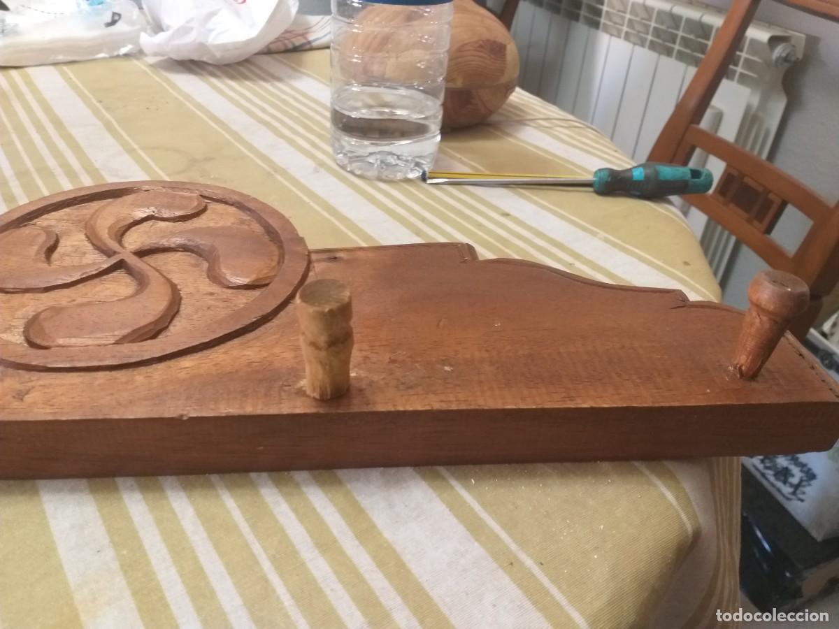 Antig&uuml;edades: Perchero de madera con Lauburu - Foto 5