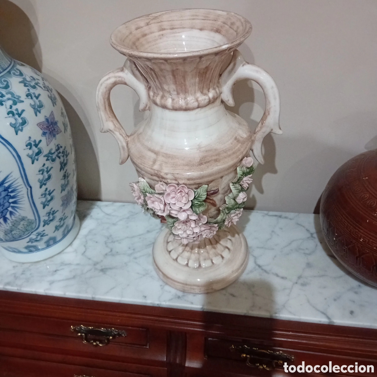 Antig&uuml;edades: Preciosa anfora antigua 1950_70 italiana capodimonte con flores en relieve