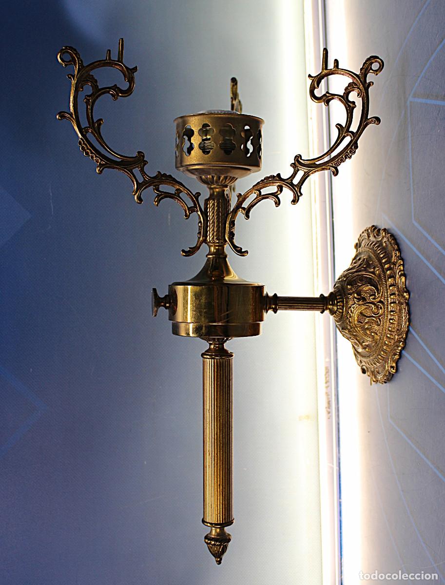 Antig&uuml;edades: L&aacute;mpara y aplique de bronce y opalina primera mitad s.XX. - Foto 5