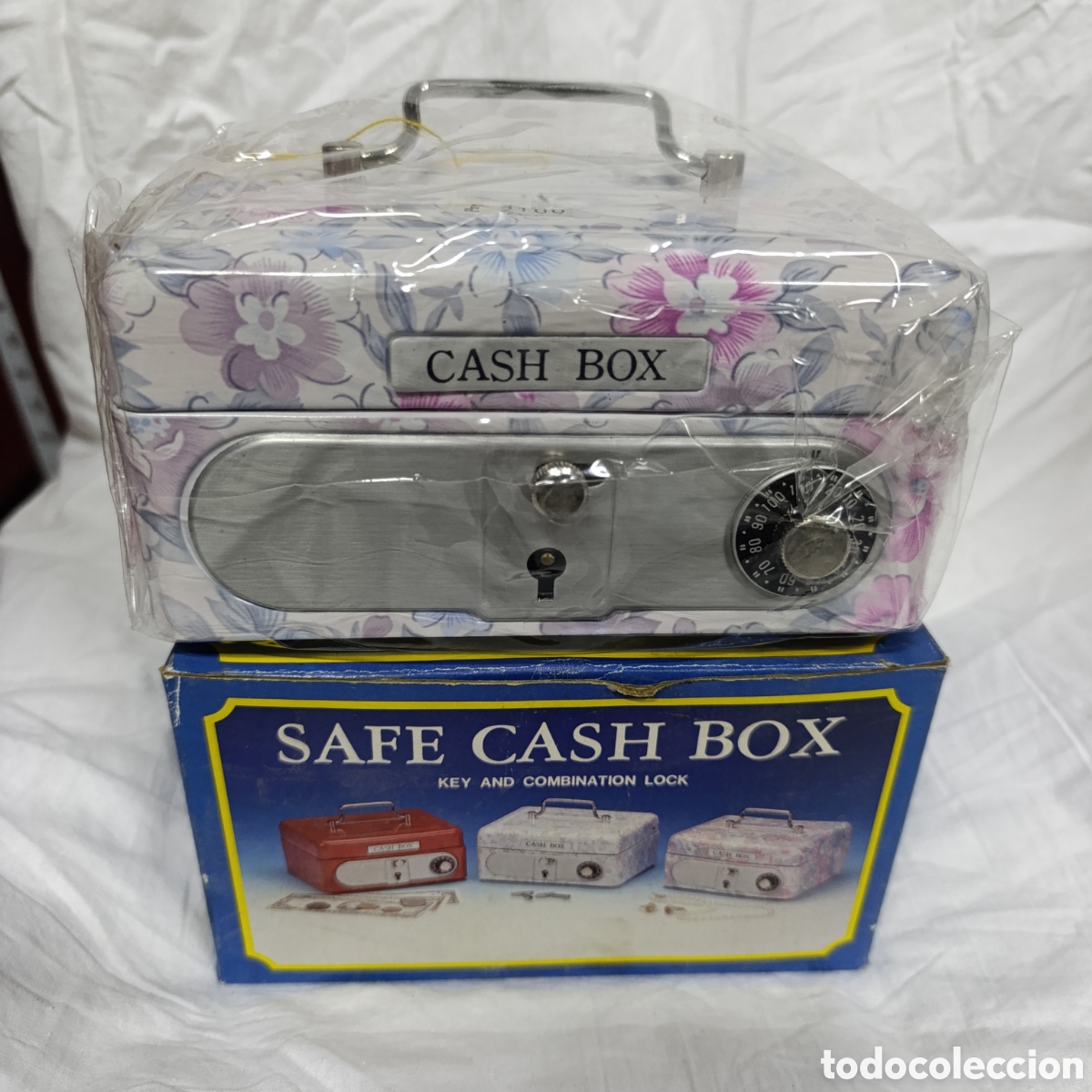 Antig&uuml;edades: Caja de caudales vintage,con ruedas de combinaci&oacute;n,sin uso,en su caja