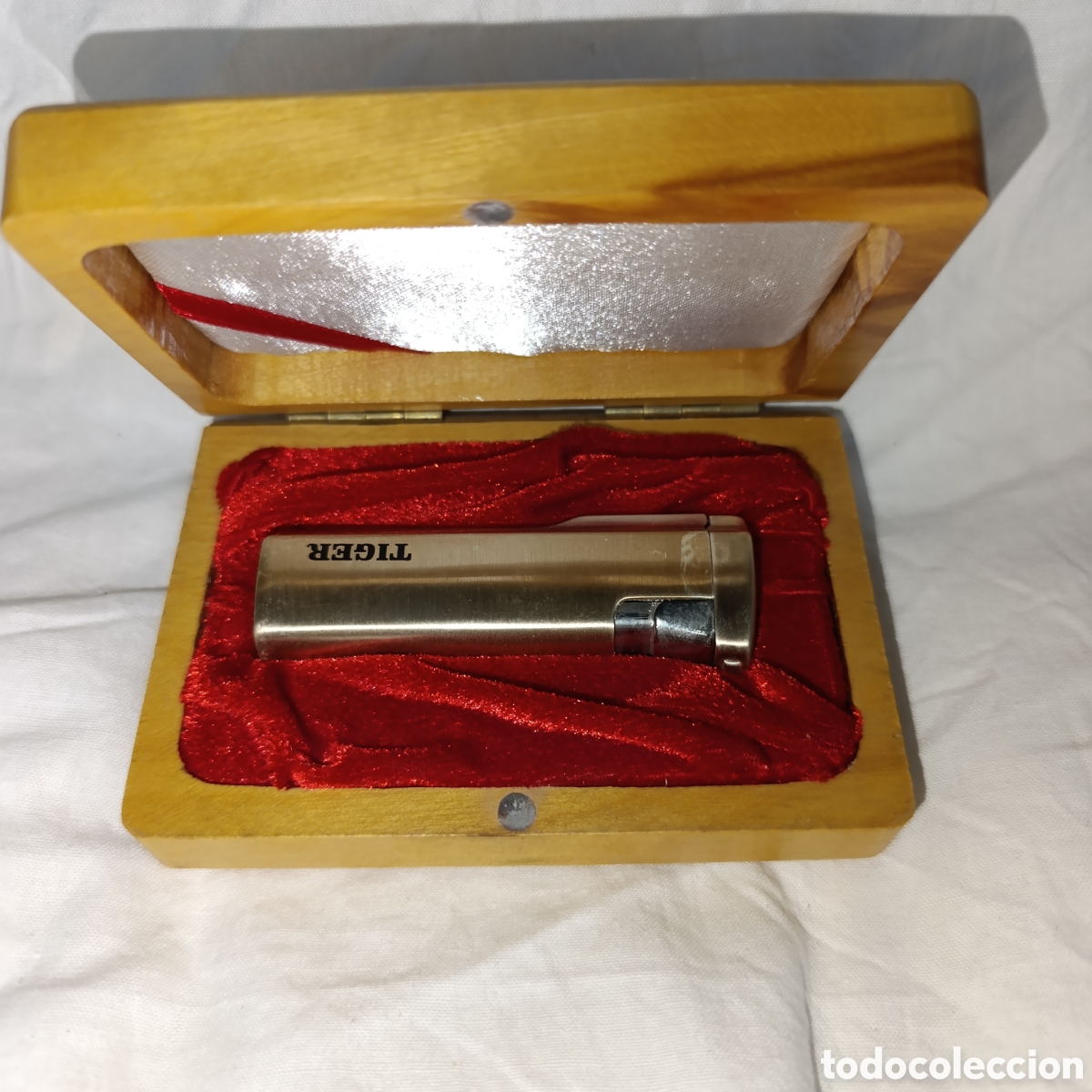 Antig&uuml;edades: Encendedor TIGER ,en caja de madera,sin uso,metal a prueba de viento,en metal dorado y plateado