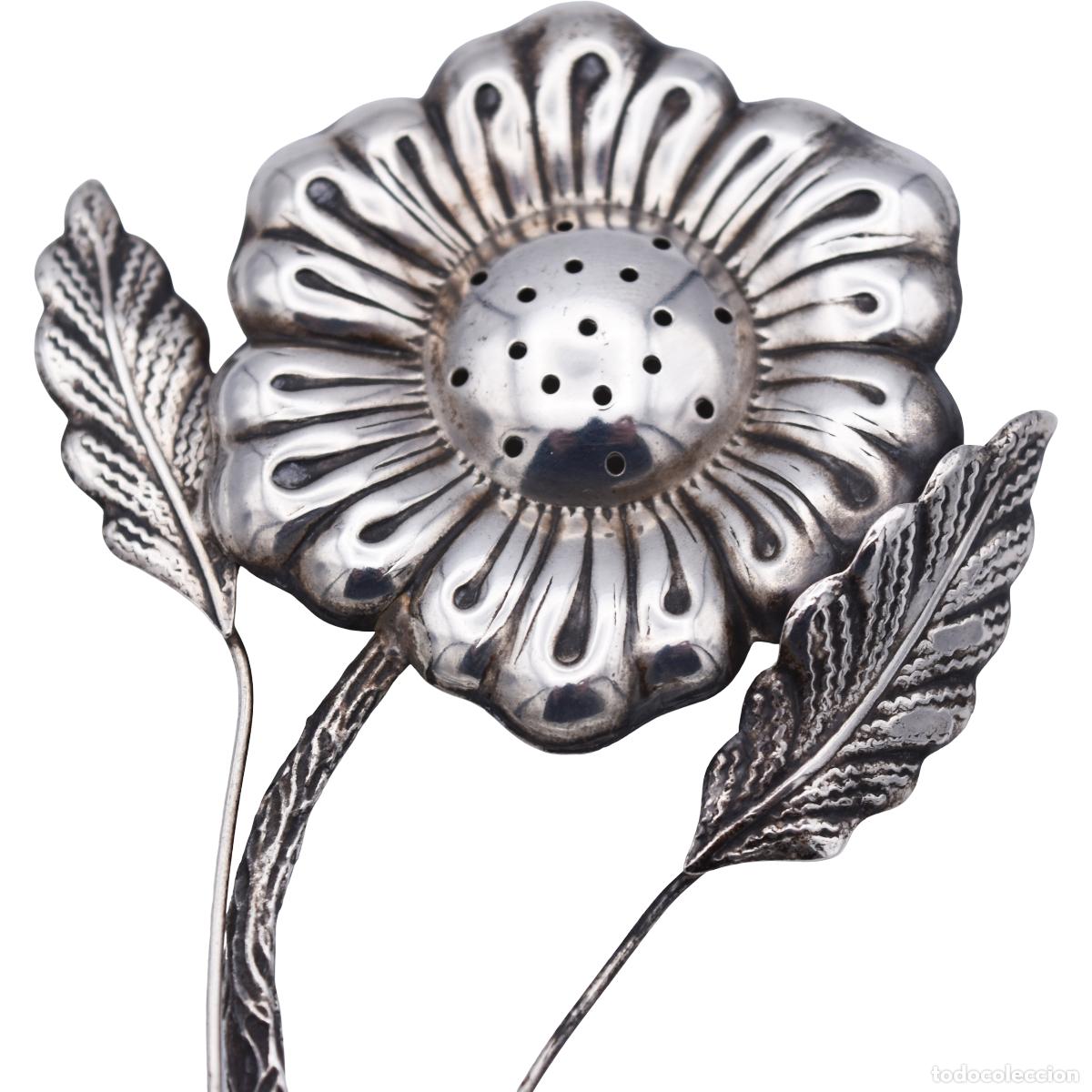Antig&uuml;edades: Especiero / talquera de plata .800 con forma de flor - Foto 2