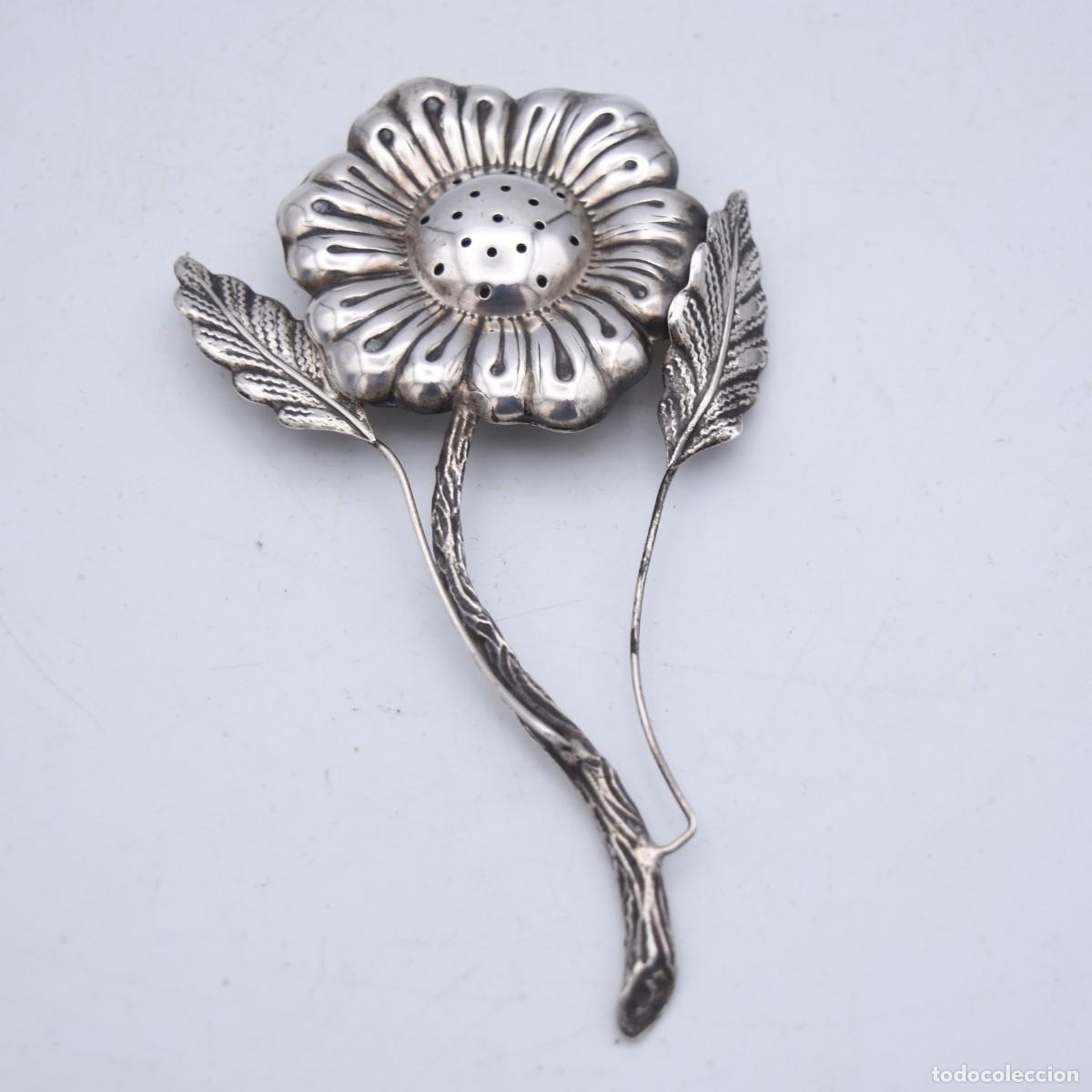 Antig&uuml;edades: Especiero / talquera de plata .800 con forma de flor - Foto 6