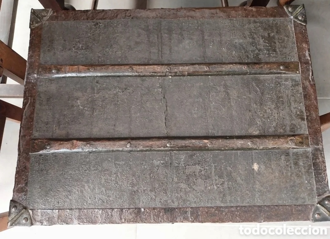 Antig&uuml;edades: Arc&oacute;n de viaje, madera y cuero. - Foto 2