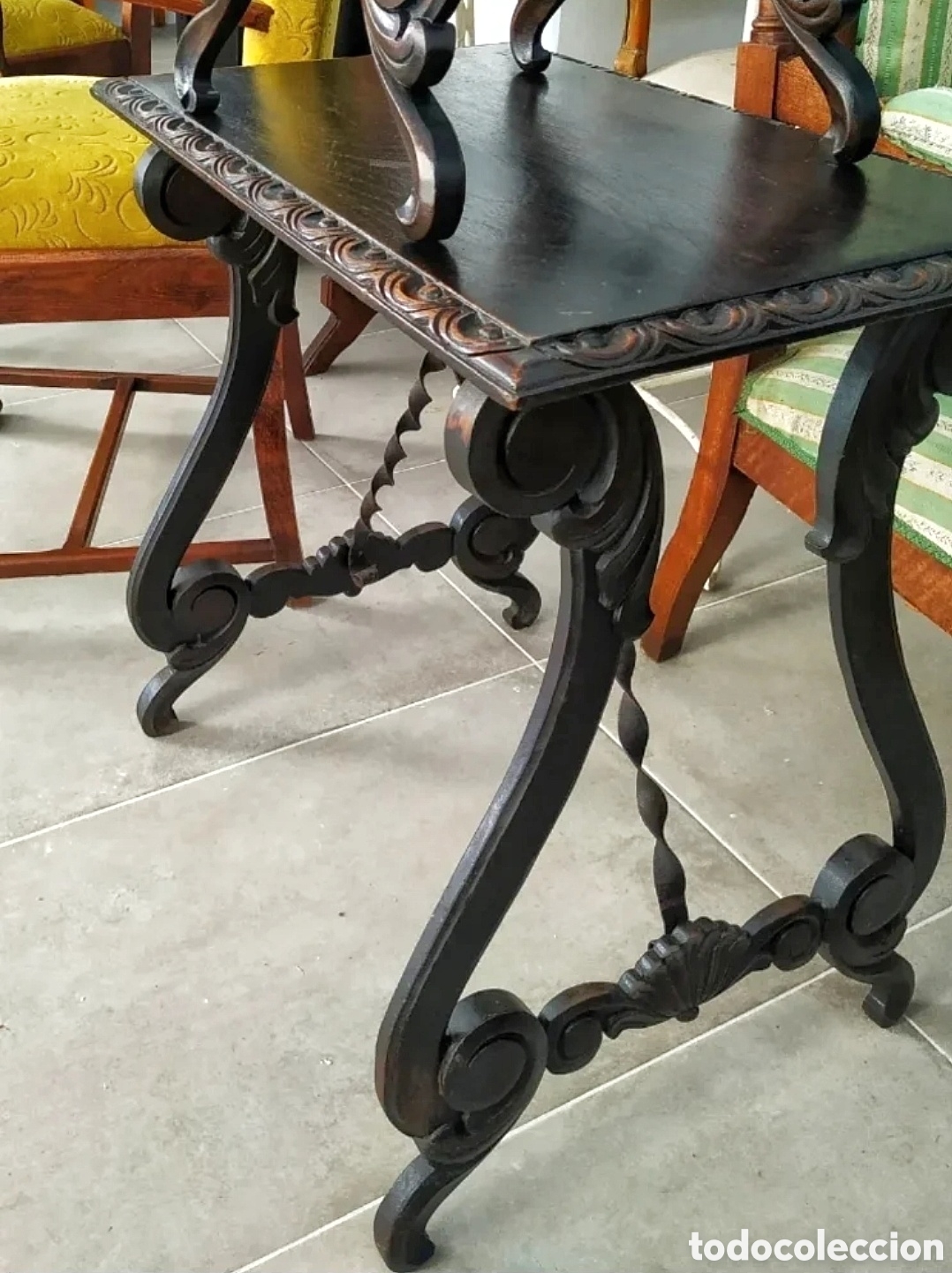 Antig&uuml;edades: Mesa auxiliar patas de arpa. - Foto 1