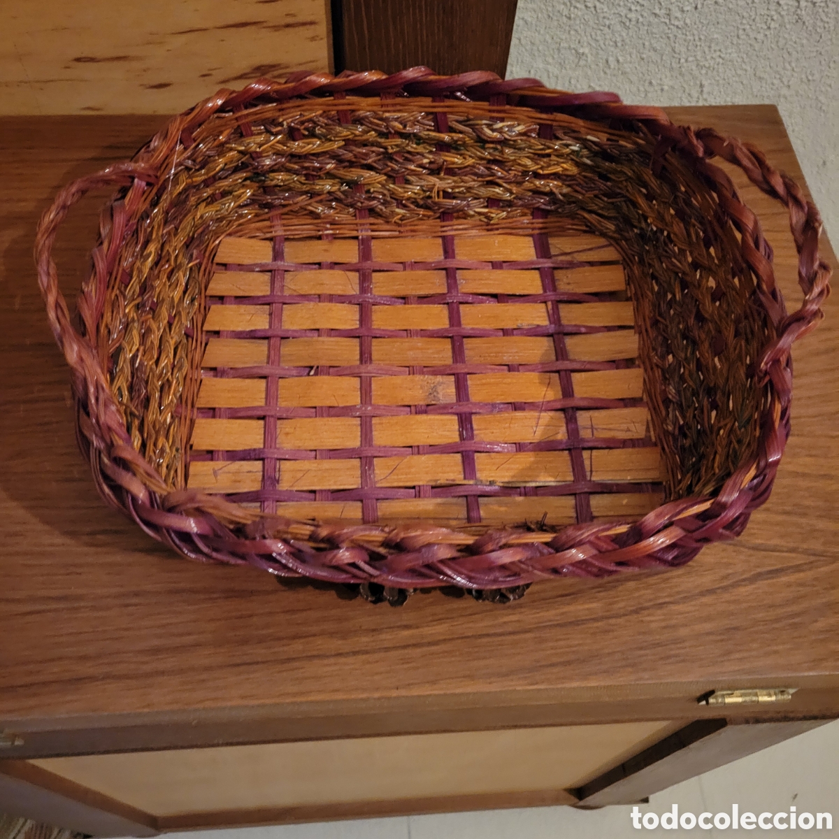 Antig&uuml;edades: Cesta de mimbre barnizada con asas - Foto 1