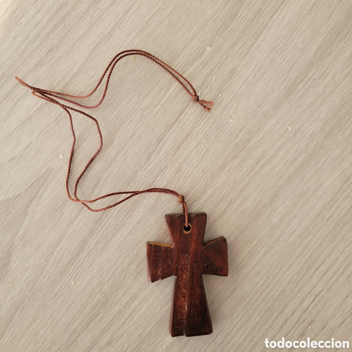 Antig&uuml;edades: Crucifijo de madera con cord&oacute;n - Foto 1