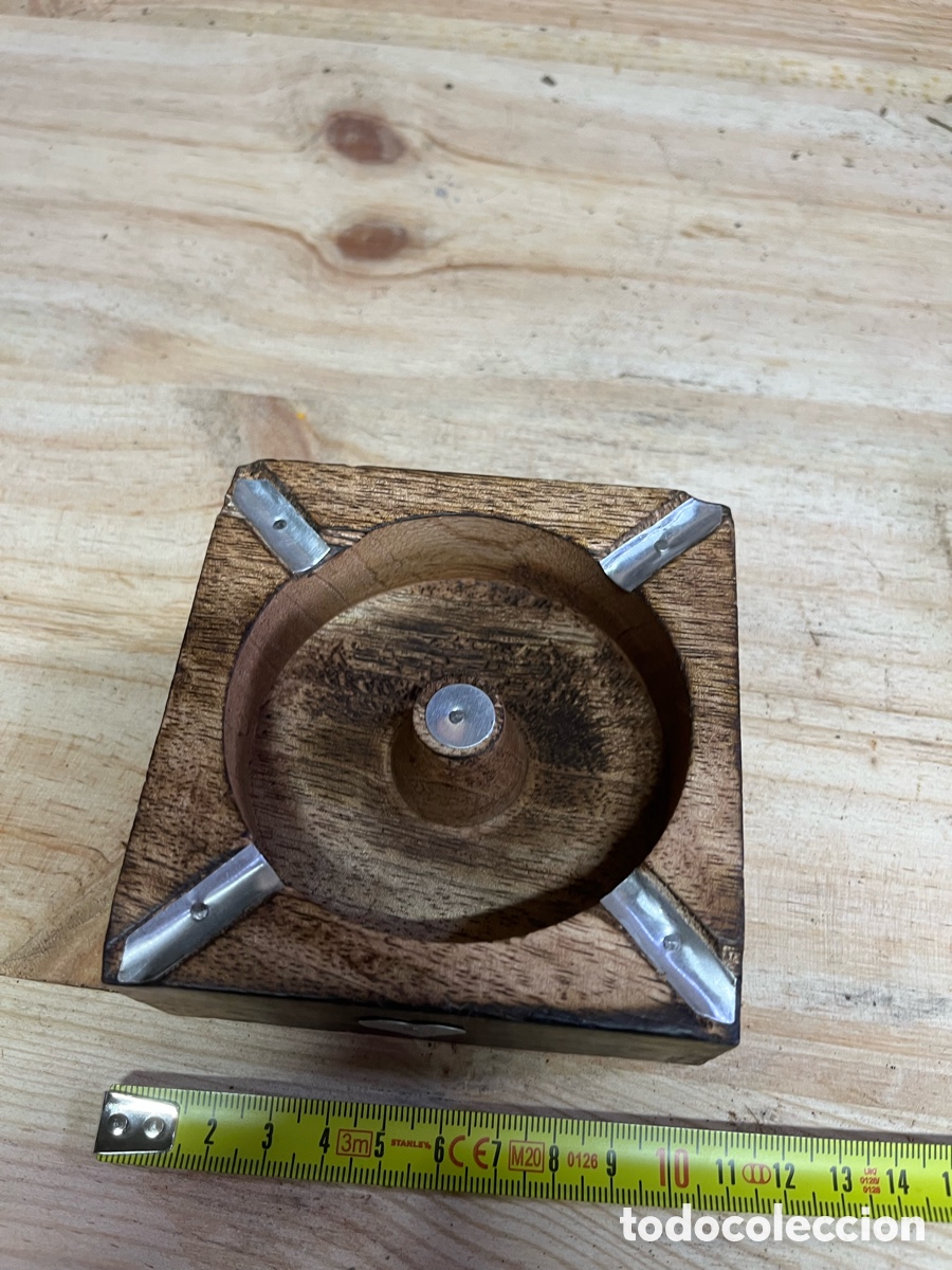Oggetti Antichi: Antiguo cenicero de madera cuadrado