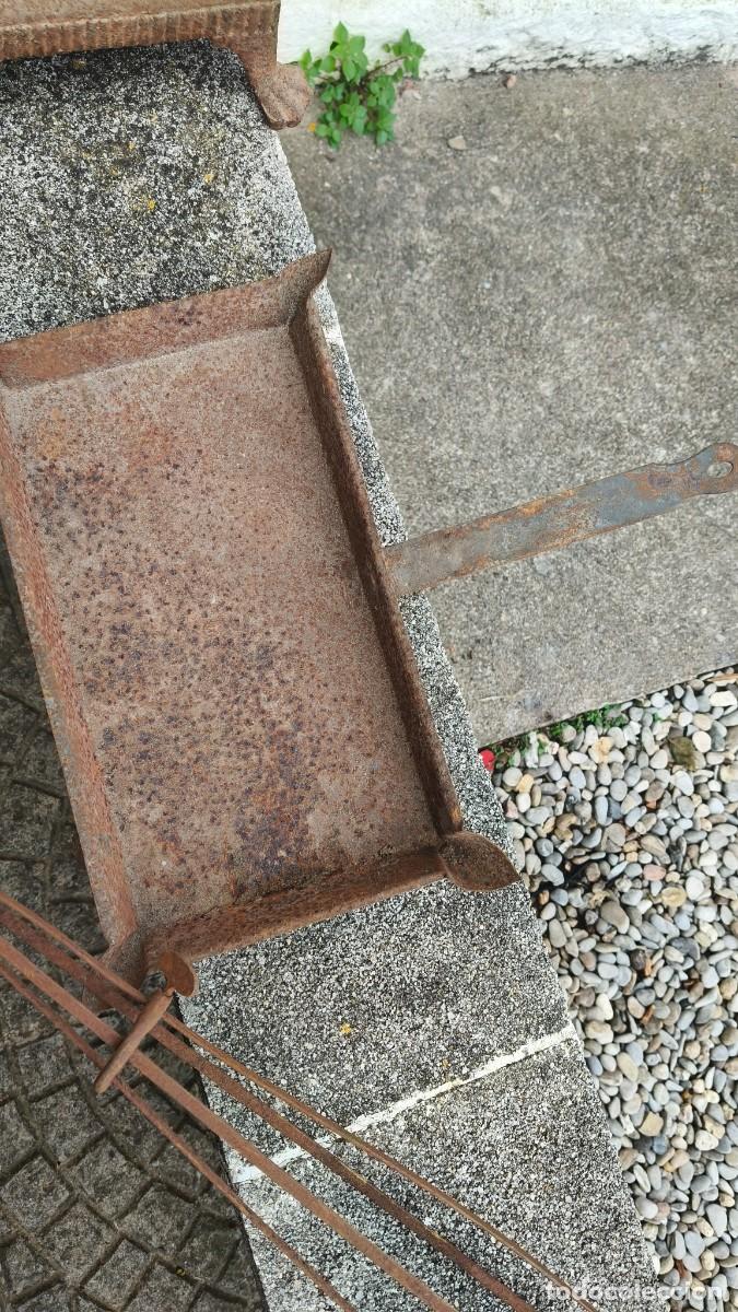 Antig&uuml;edades: Ancienne broche r&ocirc;tissoire 19e si&egrave;cle compl&egrave;te avec ses 4 &eacute;l&eacute;ments indispensables - Foto 2