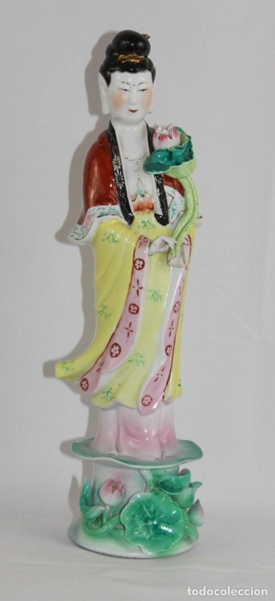 Antigüedades: Figura Guanyin en porcelana china policromada. Siglo XX