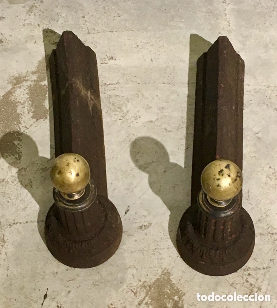 Antiguidades: Morillos (pareja). Para chimenea. Hierro y lat&oacute;n. Mid-Century.