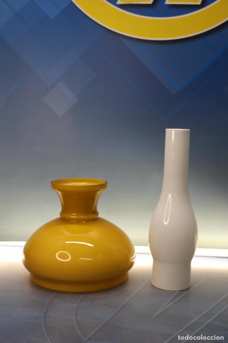 Antig&uuml;edades: L&aacute;mpara y aplique de bronce y opalina primera mitad s.XX. - Foto 15
