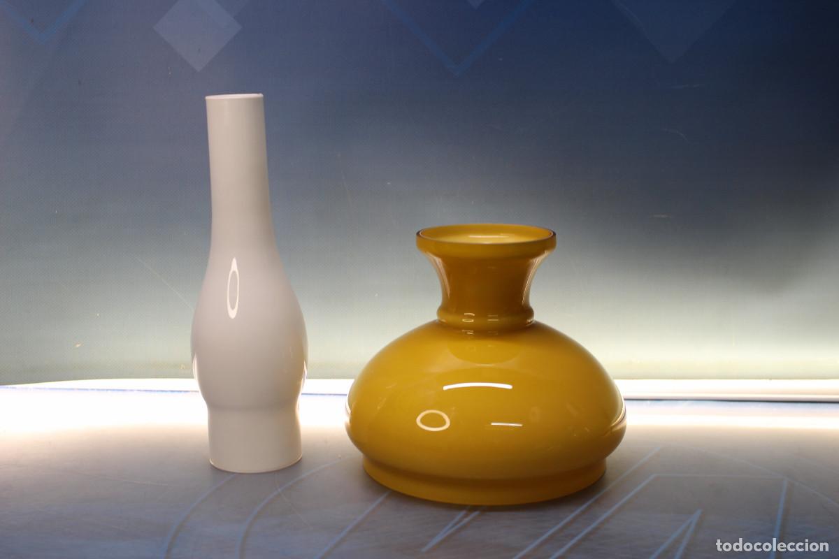 Antig&uuml;edades: L&aacute;mpara y aplique de bronce y opalina primera mitad s.XX. - Foto 18