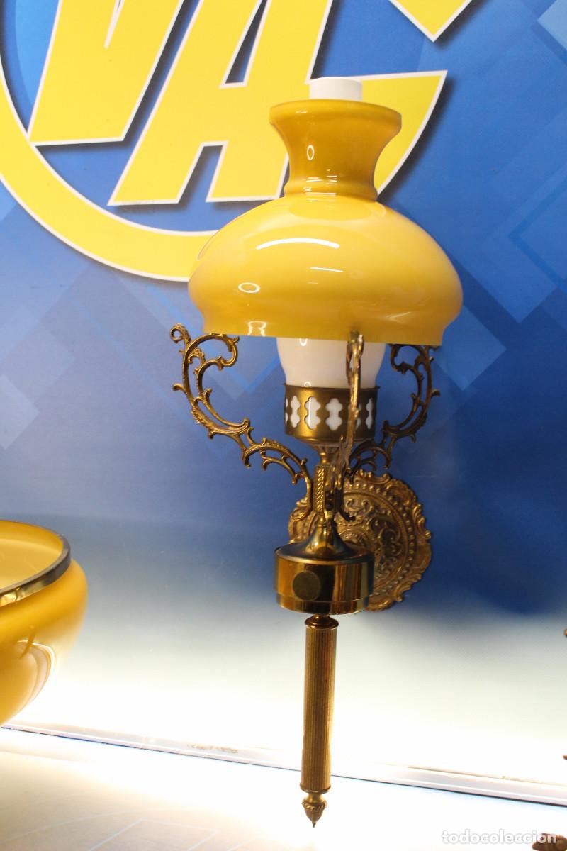 Antig&uuml;edades: L&aacute;mpara y aplique de bronce y opalina primera mitad s.XX. - Foto 25