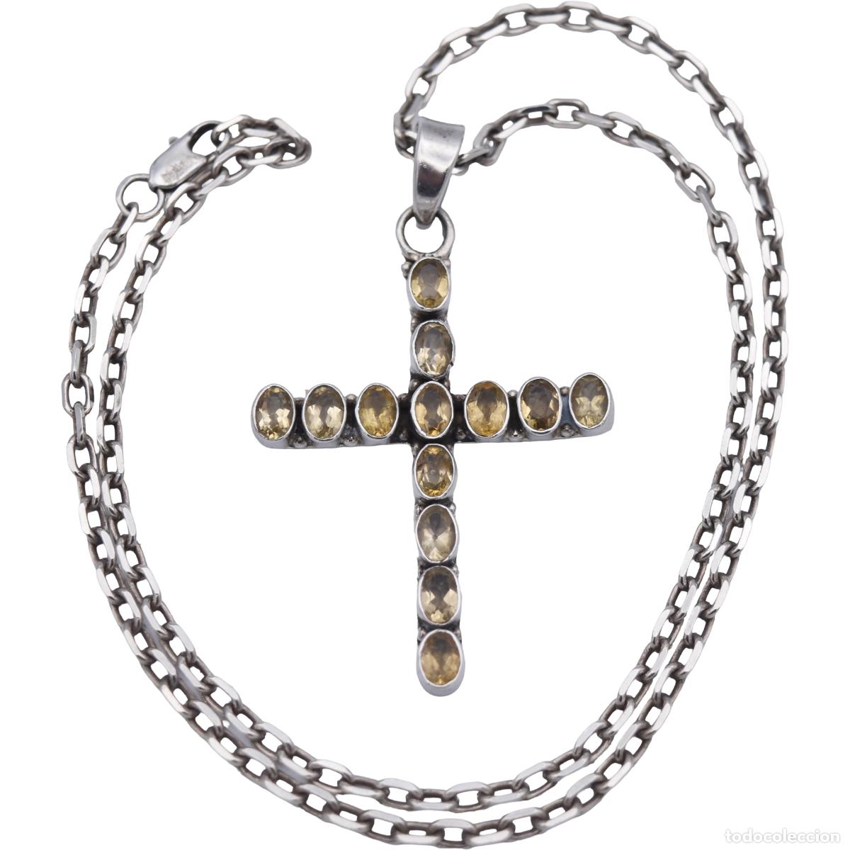 Antig&uuml;edades: Cadena y colgante de cruz realizado en plata, de gran tama&ntilde;o, con citrinos