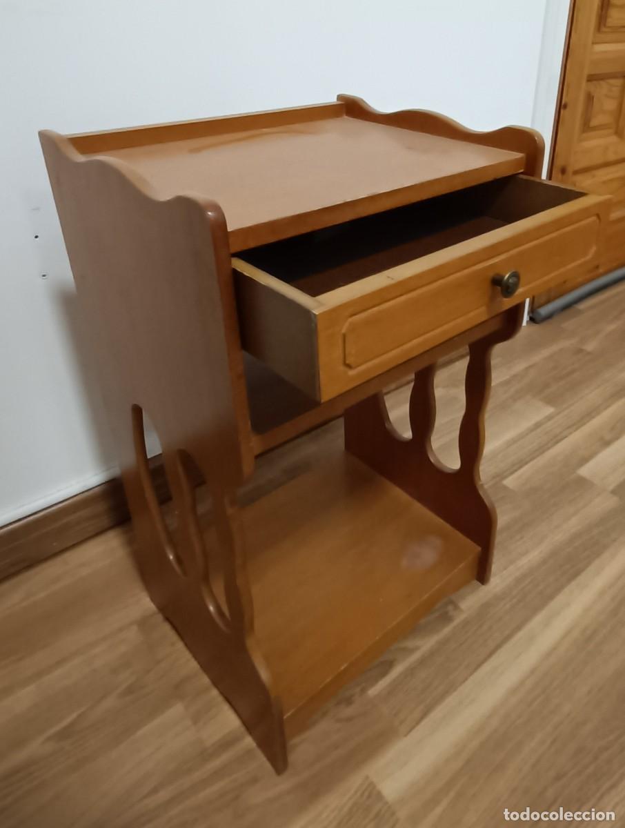 Antig&uuml;edades: Mesa Auxiliar de madera. Caj&oacute;n y estante - Foto 1
