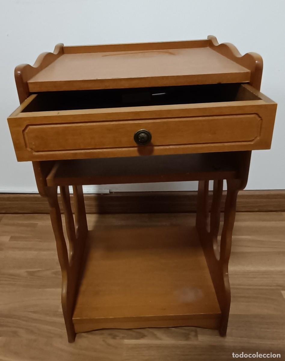 Antig&uuml;edades: Mesa Auxiliar de madera. Caj&oacute;n y estante - Foto 2