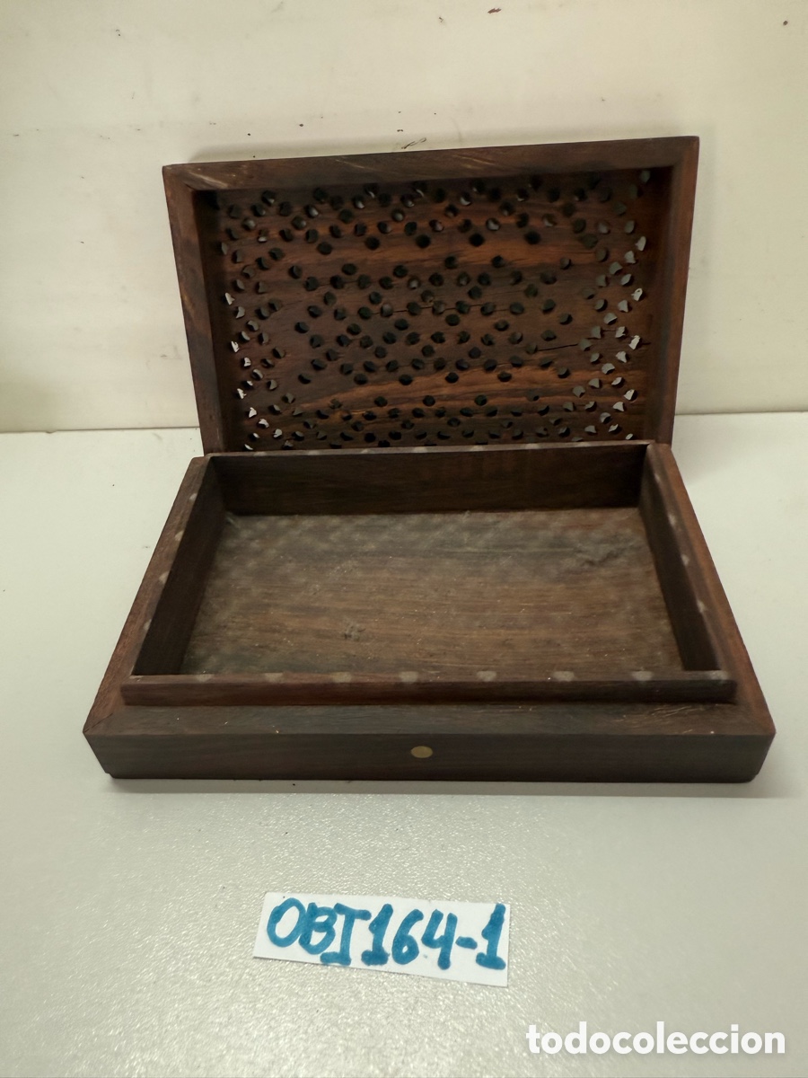 Antig&uuml;edades: Caja de madera y lat&oacute;n tallada - Foto 2