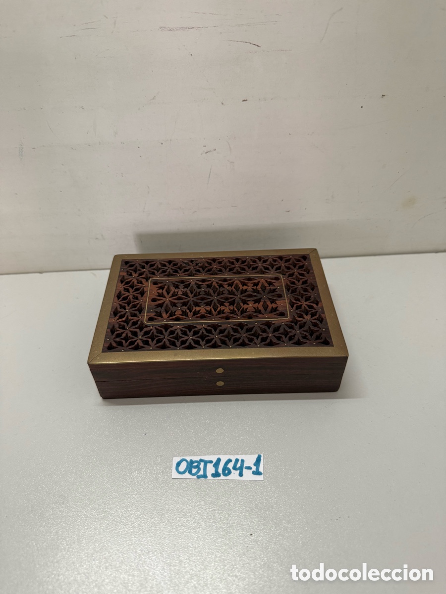 Antig&uuml;edades: Caja de madera y lat&oacute;n tallada - Foto 1