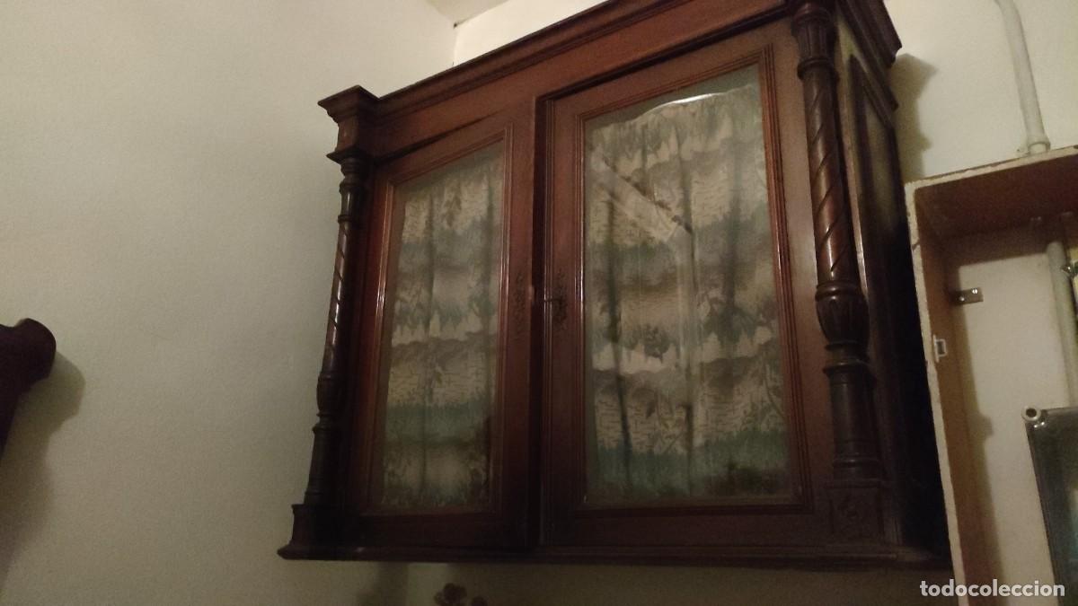 Antiguidades: Armario de madera maciza.