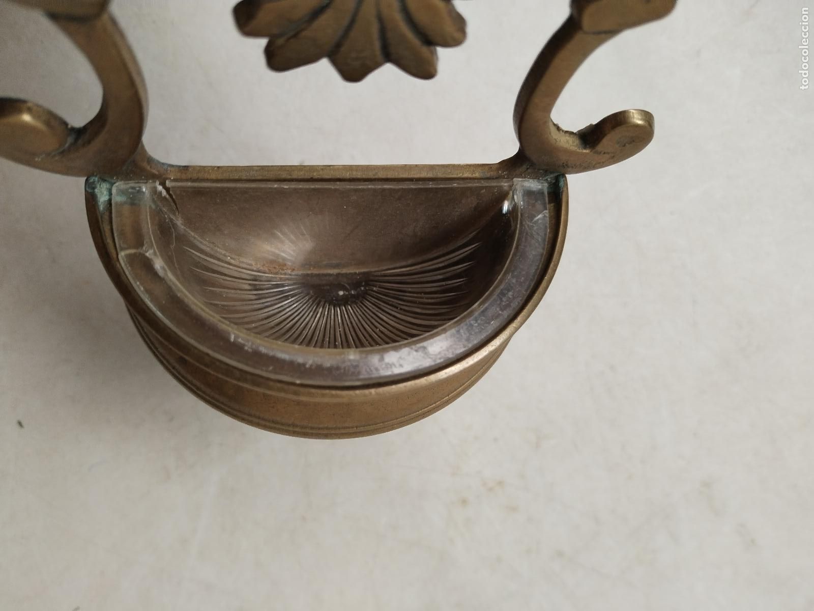 Antig&uuml;edades: benditera en lat&oacute;n bronce con cristal - Foto 4