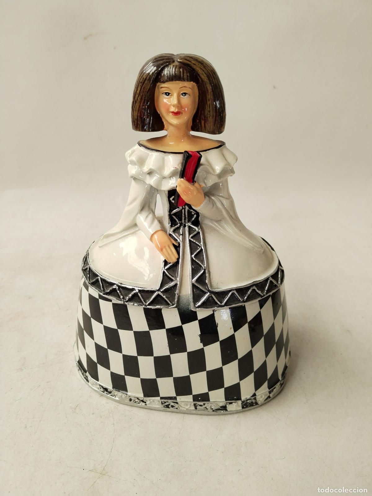 Antig&uuml;edades: figura de menina en resina - Foto 1