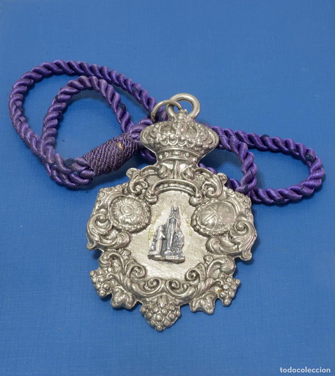 Antig&uuml;edades: MEDALL&Oacute;N DE NUESTRA SE&Ntilde;ORA DE LOURDES, CON CORD&Oacute;N - Foto 1