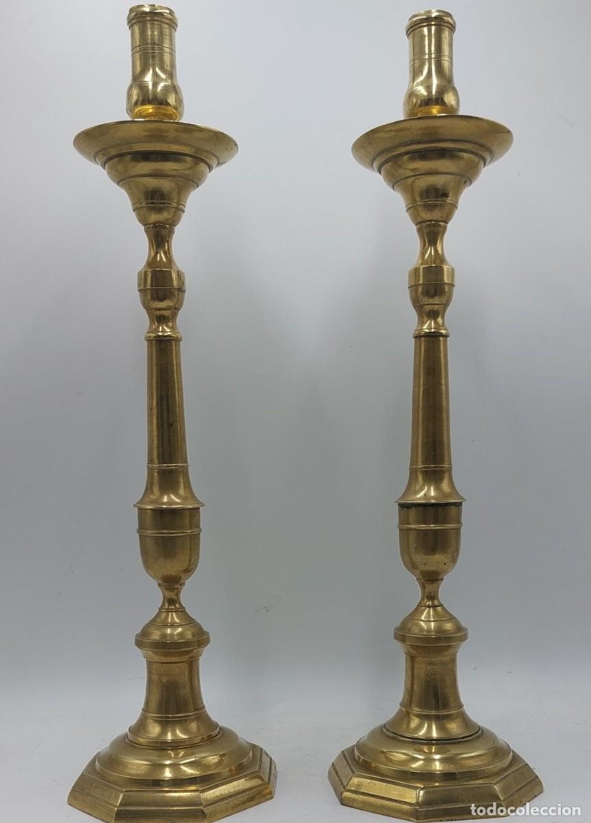 Antig&uuml;edades: Pareja de candeleros de bronce base octogonal - Foto 1