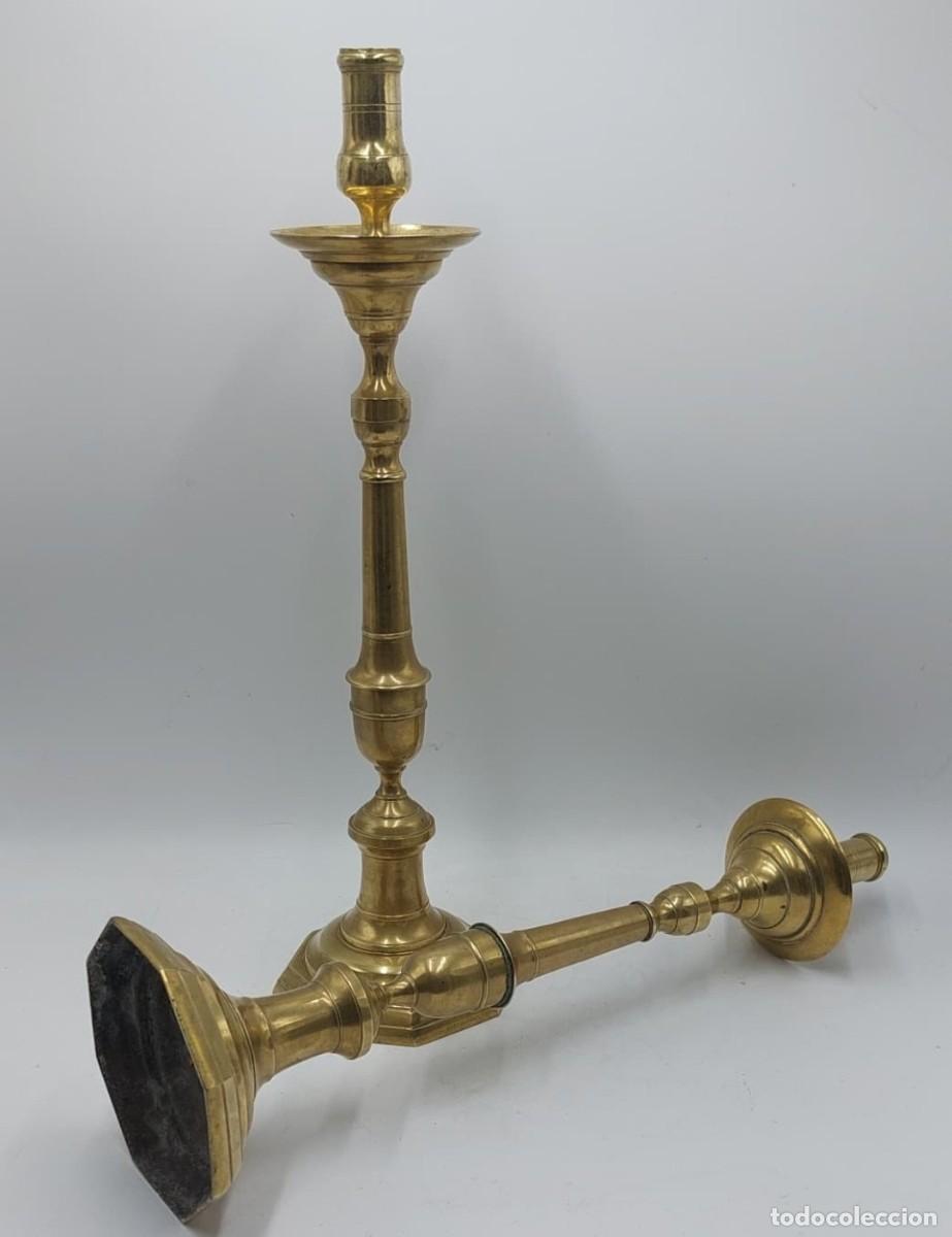 Antig&uuml;edades: Pareja de candeleros de bronce base octogonal - Foto 2