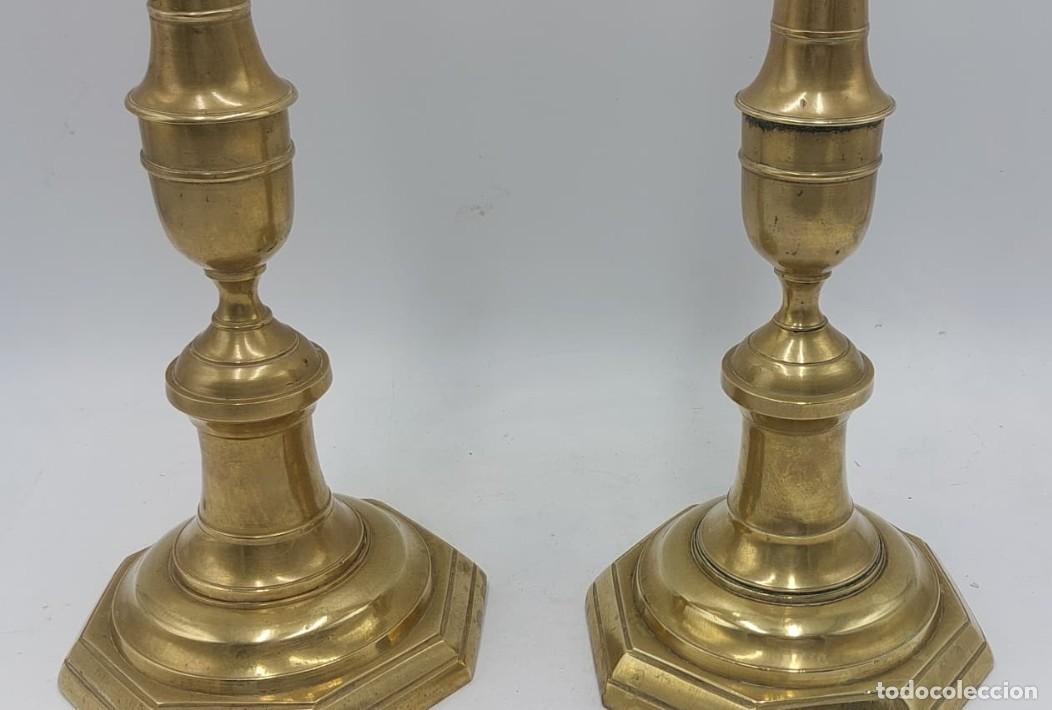 Antig&uuml;edades: Pareja de candeleros de bronce base octogonal - Foto 4