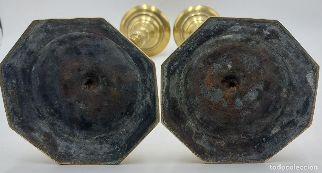 Antig&uuml;edades: Pareja de candeleros de bronce base octogonal - Foto 5