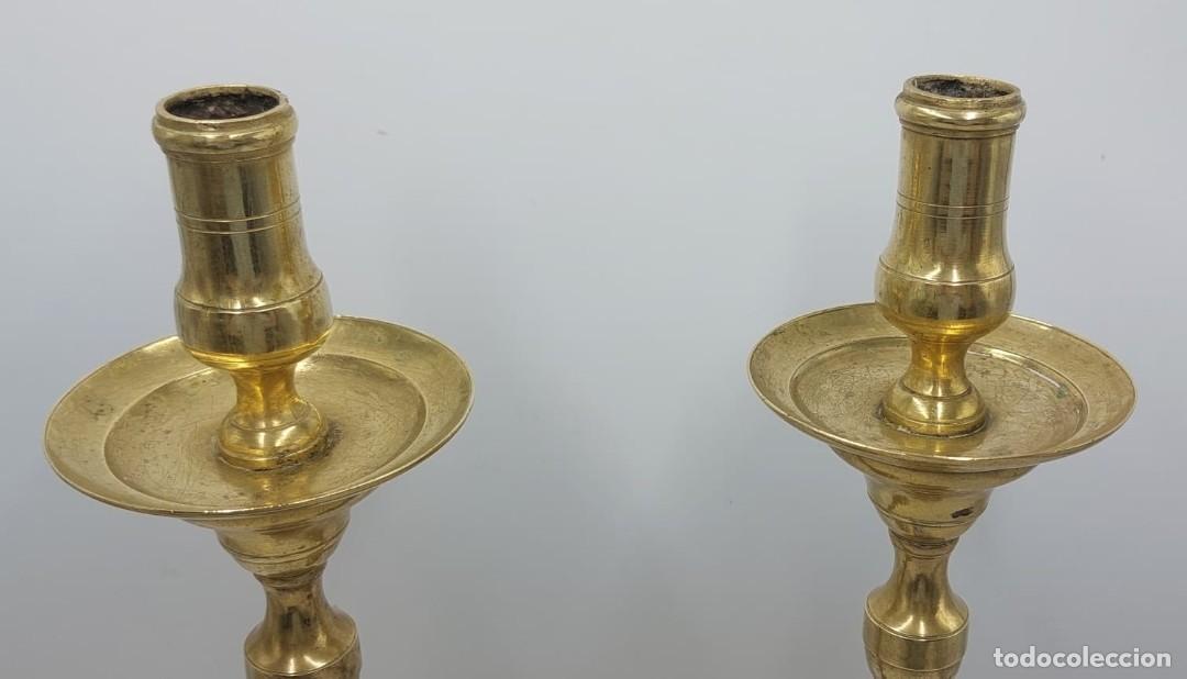 Antig&uuml;edades: Pareja de candeleros de bronce base octogonal - Foto 6