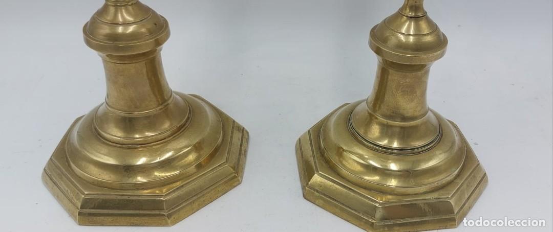 Antig&uuml;edades: Pareja de candeleros de bronce base octogonal - Foto 7