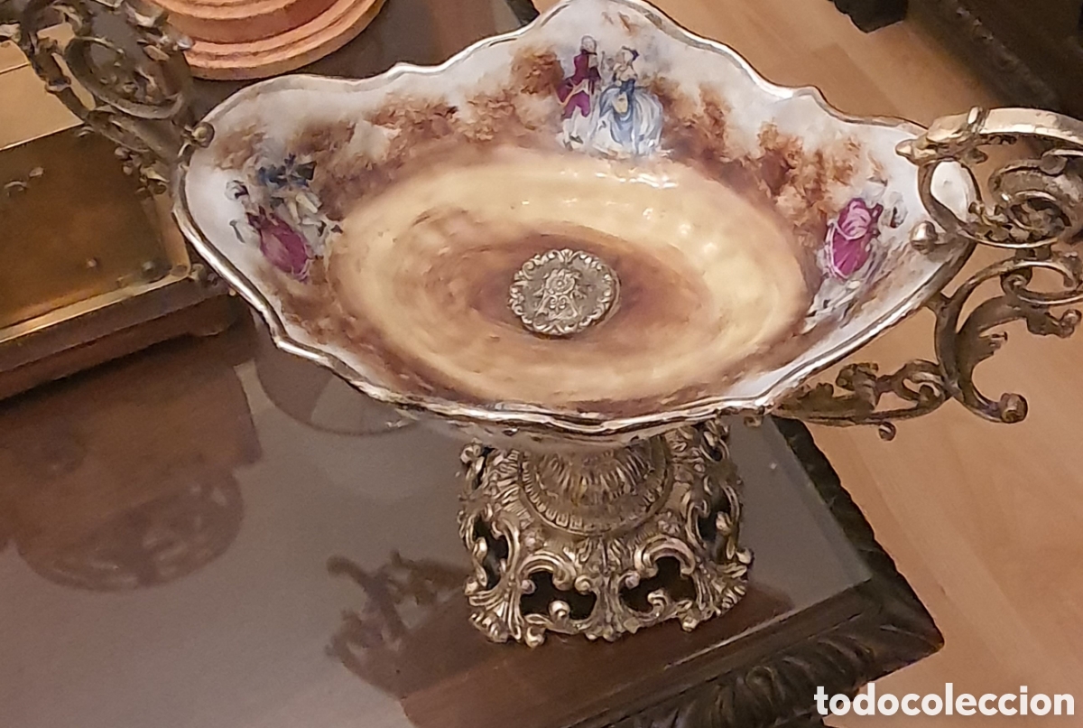 Antig&uuml;edades: antiguo centro de mesa de porcelana y bronce. - Foto 2