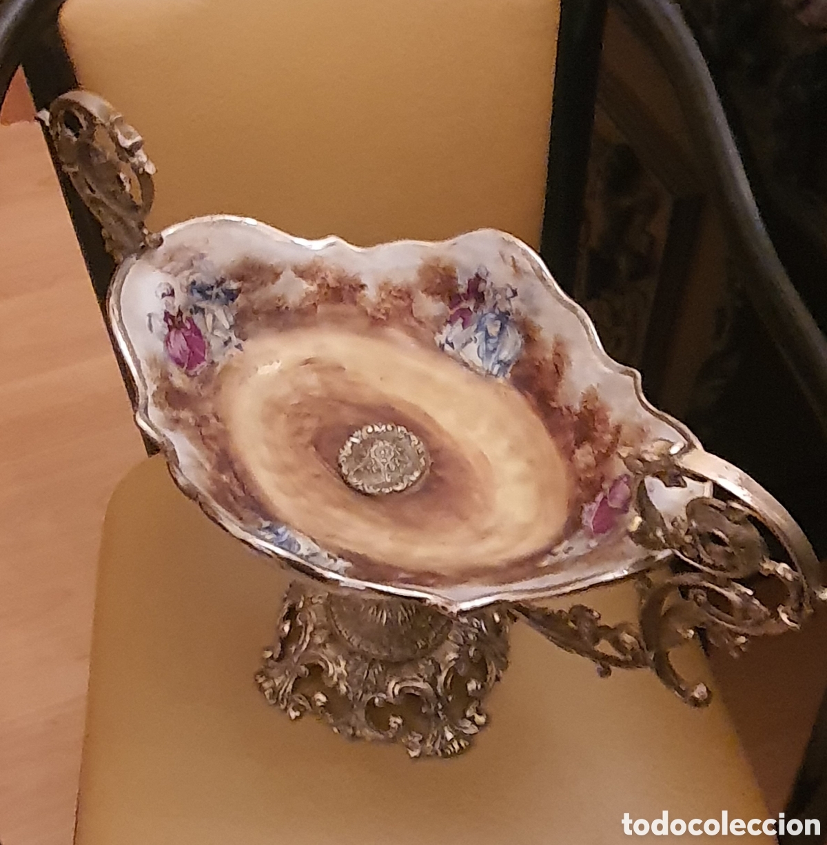 Antig&uuml;edades: antiguo centro de mesa de porcelana y bronce. - Foto 3