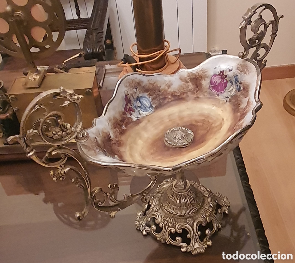 Antig&uuml;edades: antiguo centro de mesa de porcelana y bronce. - Foto 1