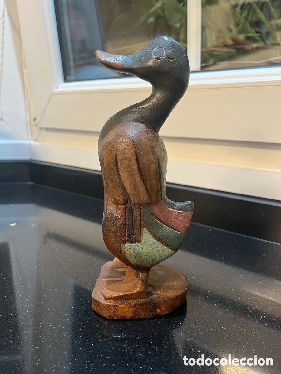 Pato de madera tallado a mano