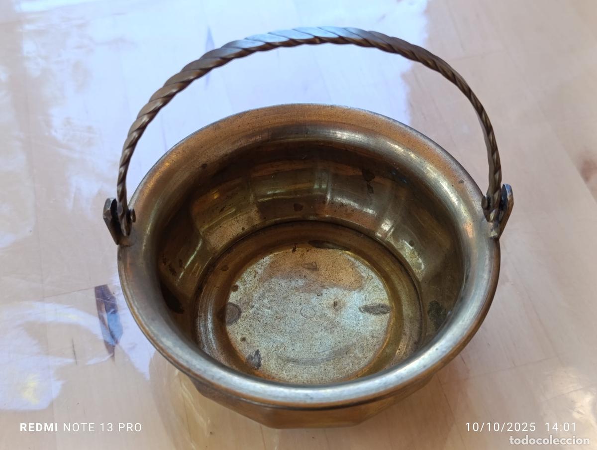 Antig&uuml;edades: CUENCO CON ASA DECORATIVO EN BRONCE. - Foto 1