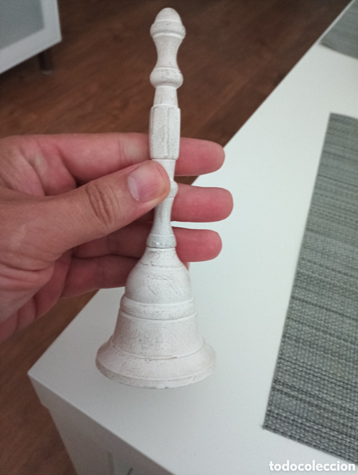 Antiguidades: Campana de bronce pintada en blanca
