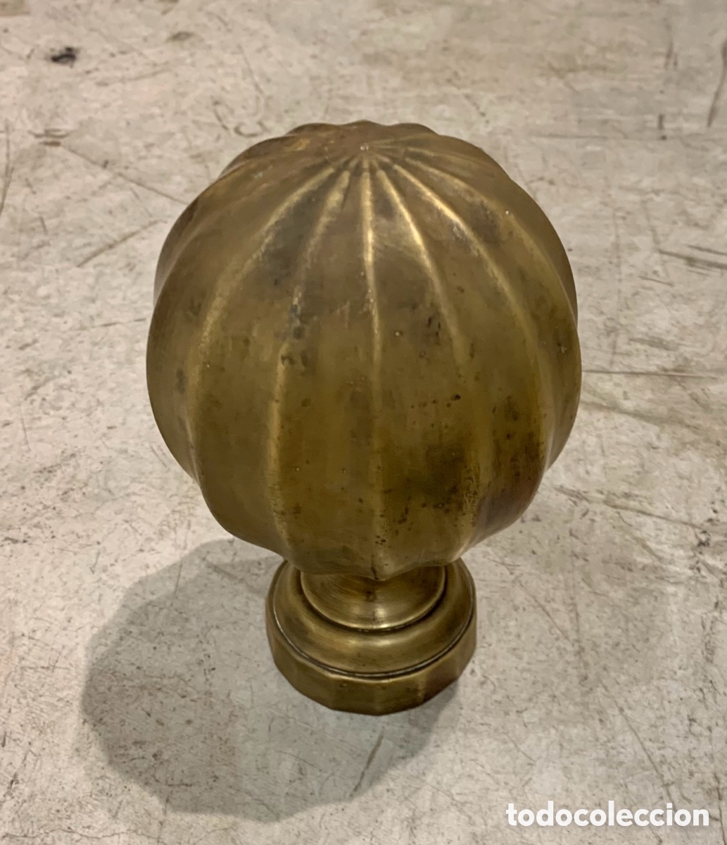 Antiguidades: Bola. Arranqu&eacute; de escalera. Pasamanos. Bronce. S. XVIII.