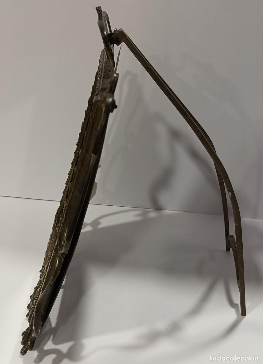 Antig&uuml;edades: ESPEJO CON MARCO BRONCE ANTIGUO DE MESA - Foto 2