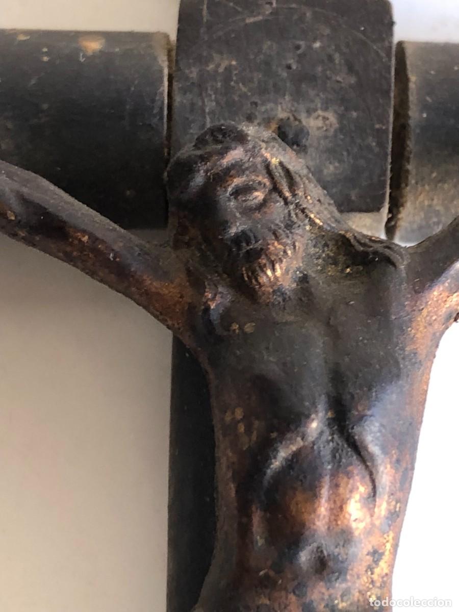 Antig&uuml;edades: Cruz de madera antigua con Cristo - Foto 1