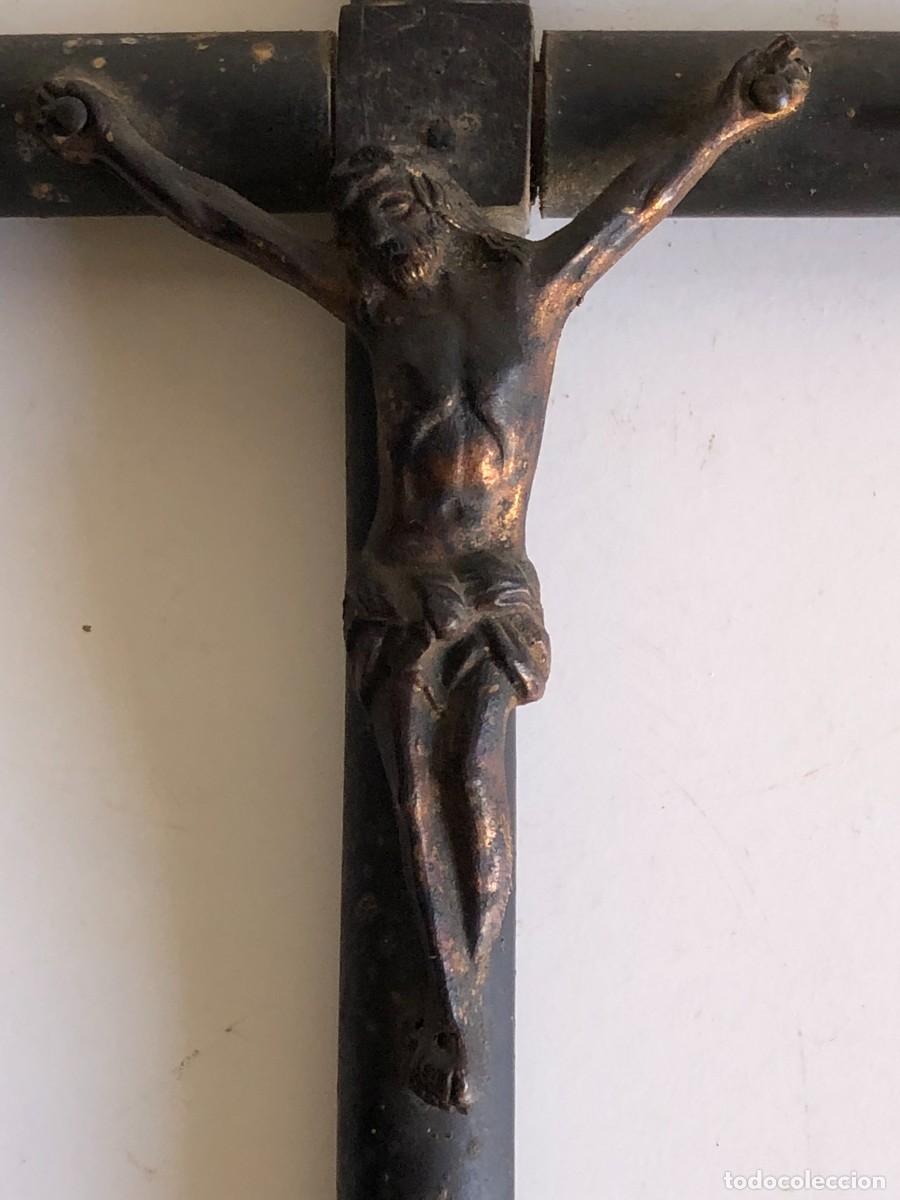 Antig&uuml;edades: Cruz de madera antigua con Cristo - Foto 2