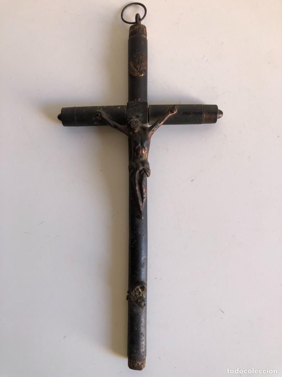 Antig&uuml;edades: Cruz de madera antigua con Cristo - Foto 3